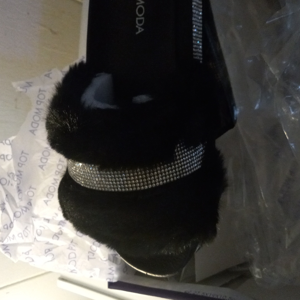 Sandals - Picture 2 of 4